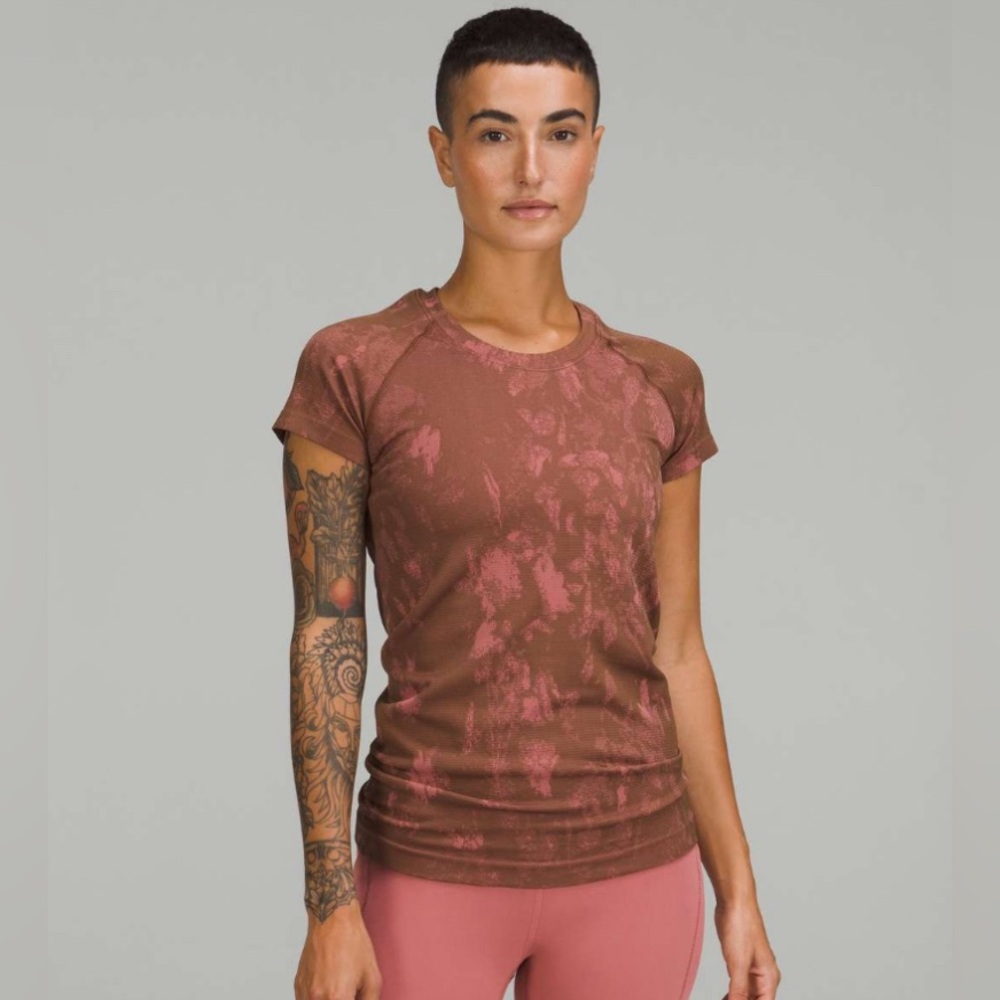 Lululemon Shadow Bloom Roasted Brown Swiftly Tech Short Sleeve Shirt 2.0; size 4